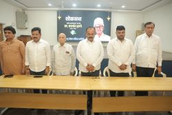 Condolences held at Tilak Bhavan in memory of Congress office bearer Yashwant Happe
